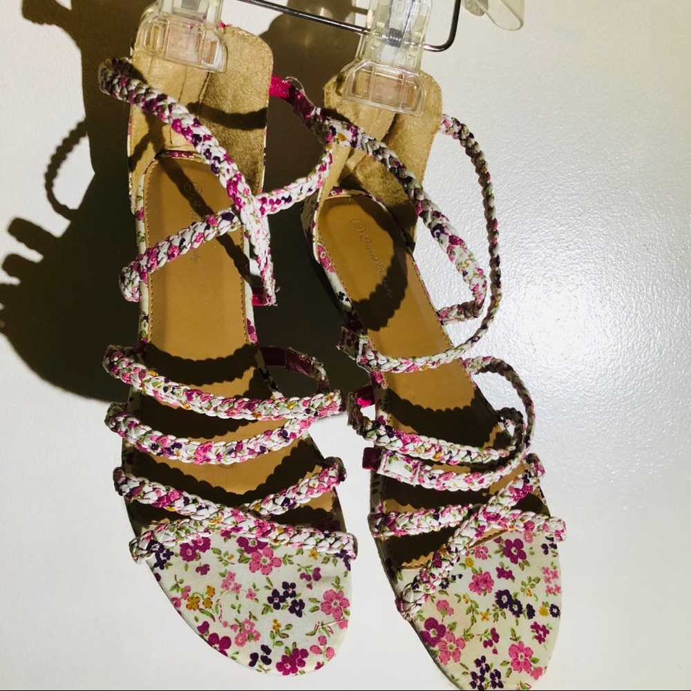 Sweet Beauty sz10 floral strappy zipback sandals